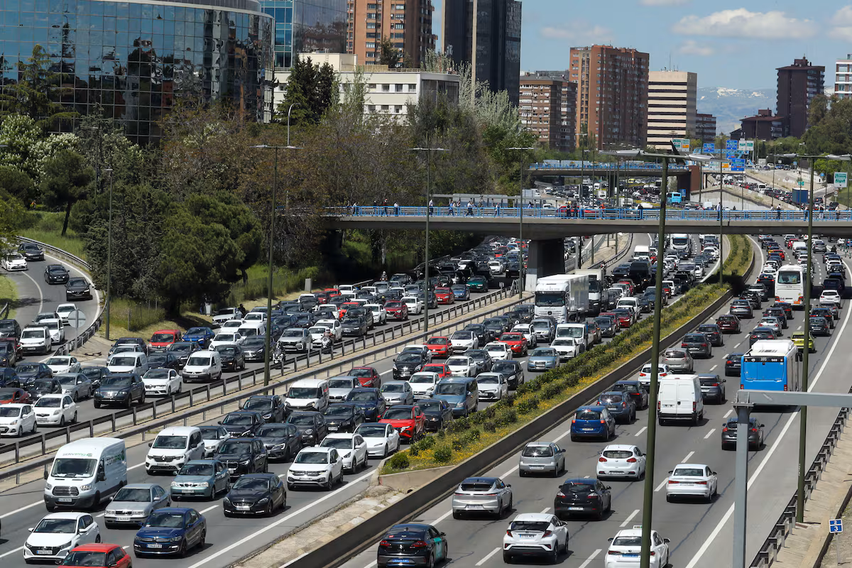 Tráfico prevé 5,7 millones de desplazamientos durante el puente de la Constitución EL PAÍS