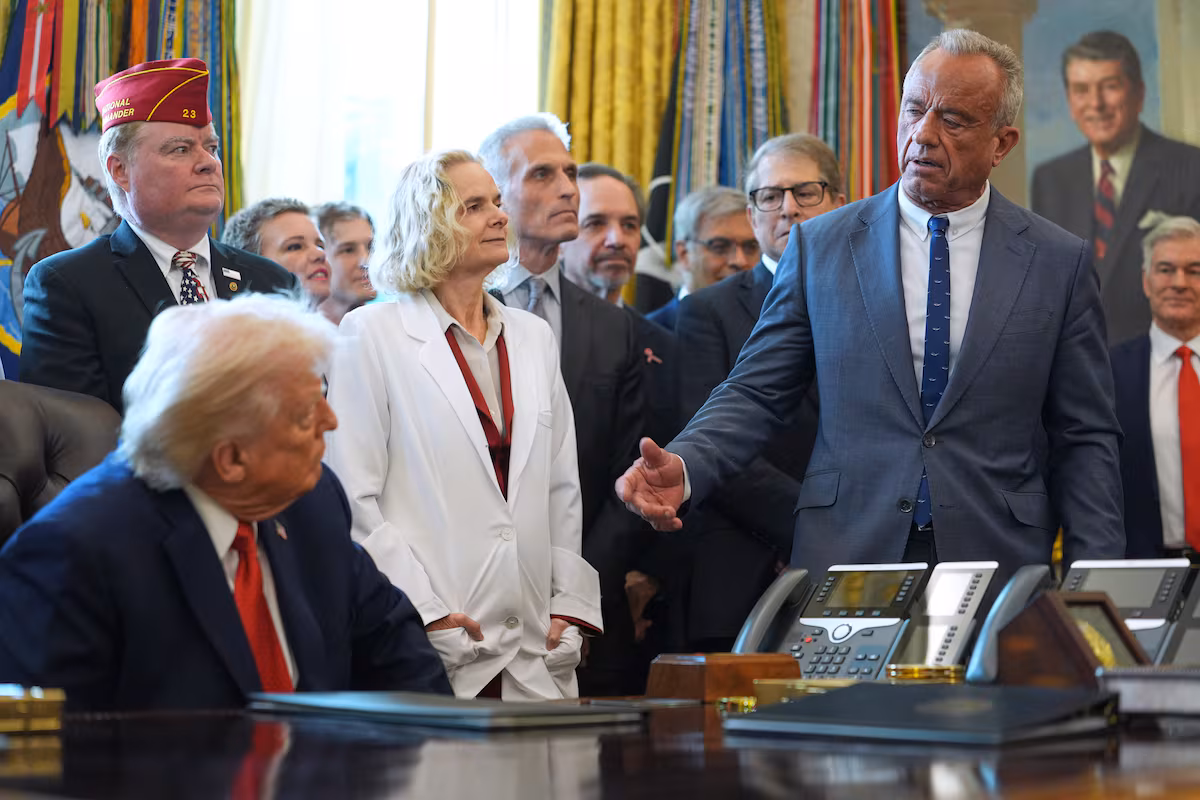 Trump firma un decreto para sacar la marihuana del grupo de las drogas más peligrosas y permitir su uso con fines médicos EL PAÍS