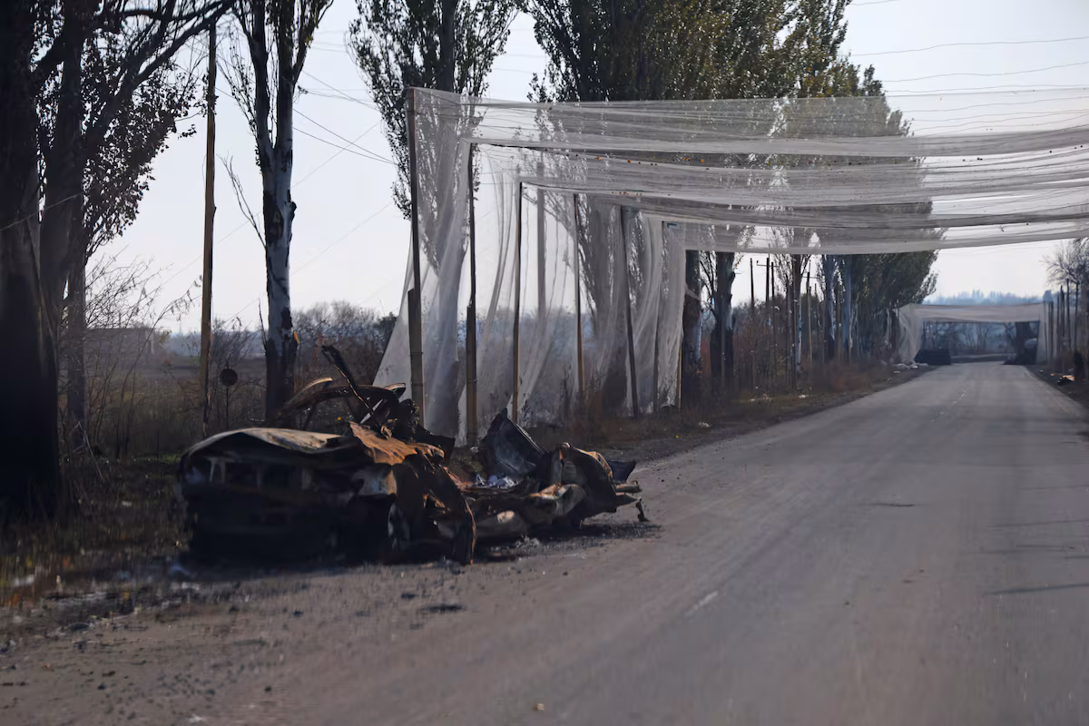 Ucrania y Rusia cubren sus carreteras en el frente con redes para parar a los drones enemigos Cristian Segura
