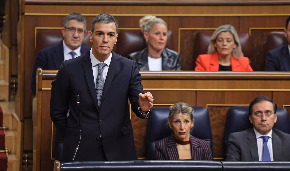 Última hora de la actualidad política, en directo | Feijóo ataca con los casos de acoso a mujeres en el PSOE y Sánchez carga contra la “coalición negacionista” del PP con Vox EL PAÍS