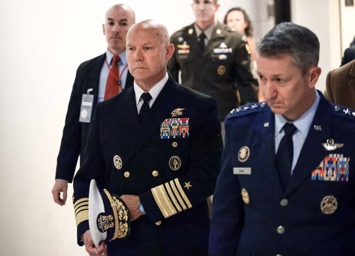 Un almirante niega en el Congreso de Estados Unidos que Hegseth diera orden de rematar a dos supervivientes en una narcolancha EL PAÍS