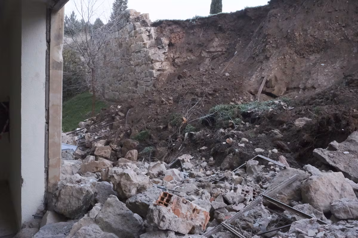 Un desprendimiento de 15 metros daña la muralla de Salamanca EL PAÍS