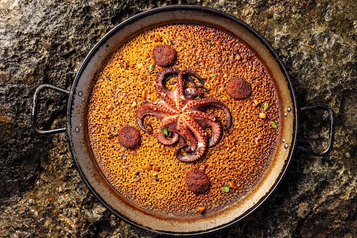 Un libro despeja grandes dudas sobre el arroz: la diferencia entre fumet y caldo de pescado o por qué no sirve el basmati para un ‘risotto’ EL PAÍS