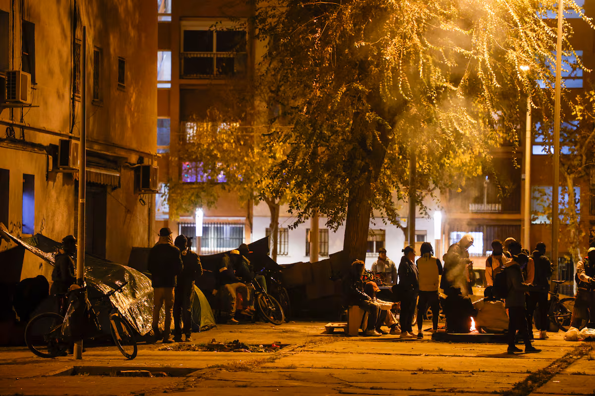 Un nuevo asentamiento arraiga en una plaza tras el desalojo del B9: “¿De verdad pensaban que íbamos a desaparecer?" EL PAÍS