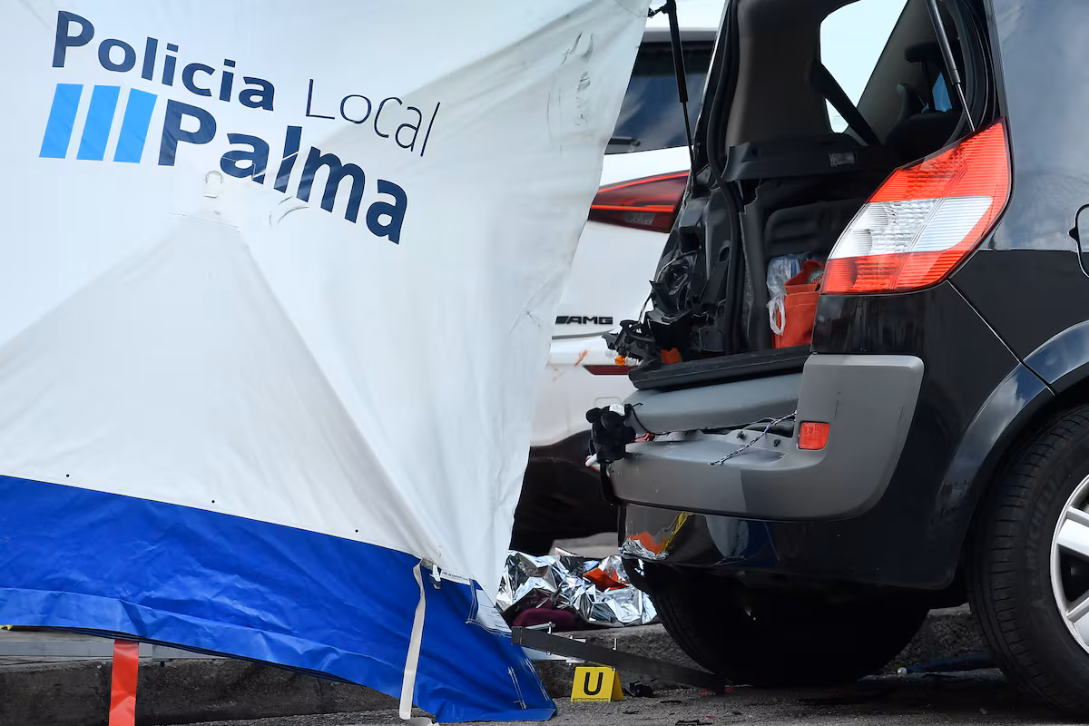 Una niña muere y dos personas resultan heridas por un atropello en una acera en Palma EL PAÍS