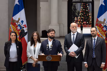 Kast visita a Boric en La Moneda: “Este Gobierno de emergencia tiene que verse reflejado en un Gobierno de unidad nacional” Kast visita a Boric en La Moneda: “Este Gobierno de emergencia tiene que verse reflejado en un Gobierno de unidad nacional”