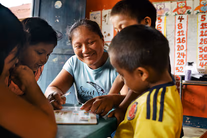 Vicky Colbert, socióloga: “Si los niños son diferentes, la escuela tiene que adaptarse a ellos, y no al revés” Una profesora de una escuela rural en Mitú, Vaupés (Colombia) atiende a sus alumnos.