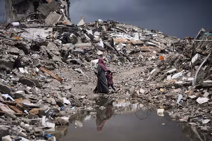 Las fuertes lluvias inundan en Gaza miles de tiendas de campaña de desplazados y una bebé muere de hipotermia Las fuertes lluvias inundan en Gaza miles de tiendas de campaña de desplazados y una bebé muere de hipotermia