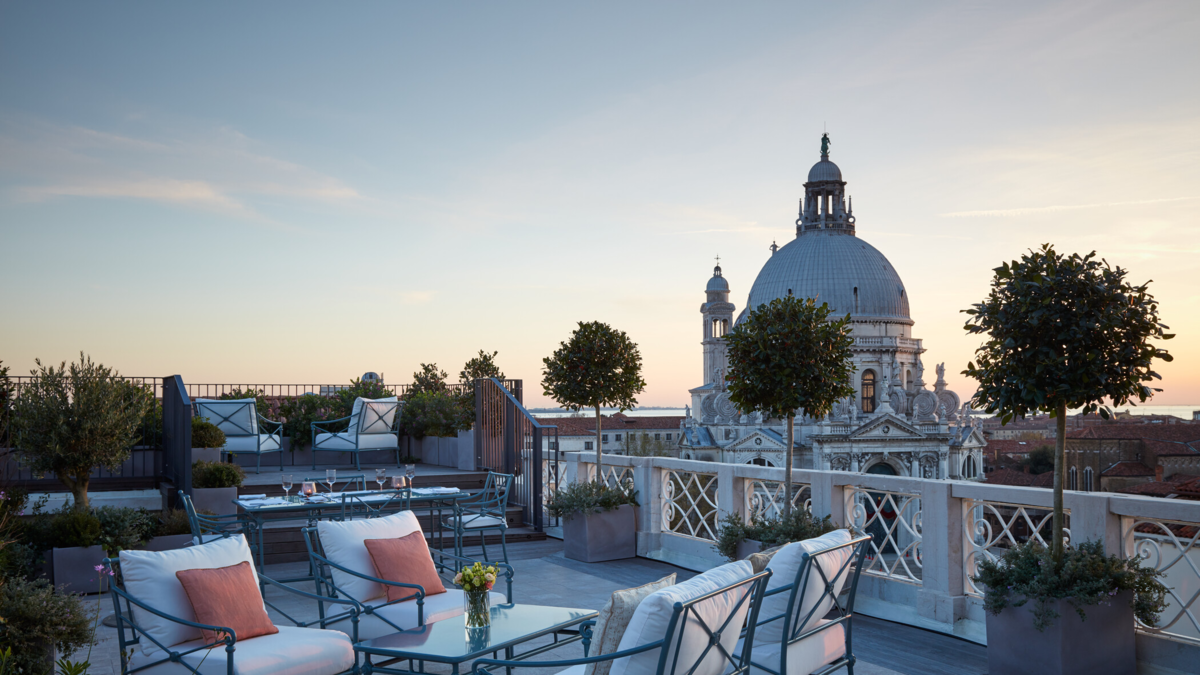 Venecia roba cámara en Emily in Paris: este es el lujoso hotel que aparece en el episodio final de la quinta temporada Venecia roba cámara en Emily in Paris: este es el lujoso hotel que aparece en el episodio final de la quinta temporada