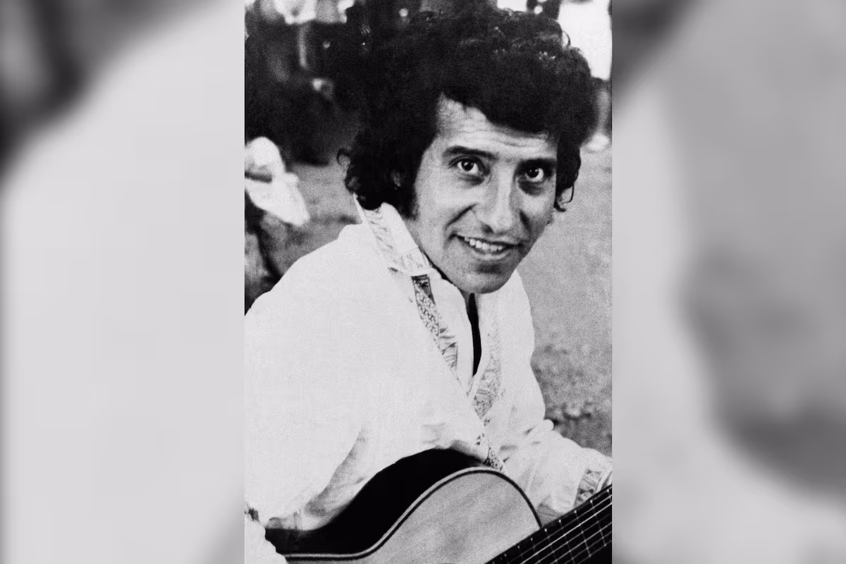 Víctor Jara, 150 canciones y un poema: una biografía que sigue viva y escribiéndose EL PAÍS