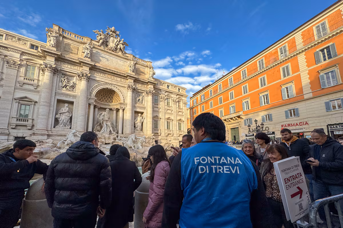 Visitar la Fontana de Trevi dejará de ser gratis para los turistas: costará dos euros a partir de febrero EL PAÍS