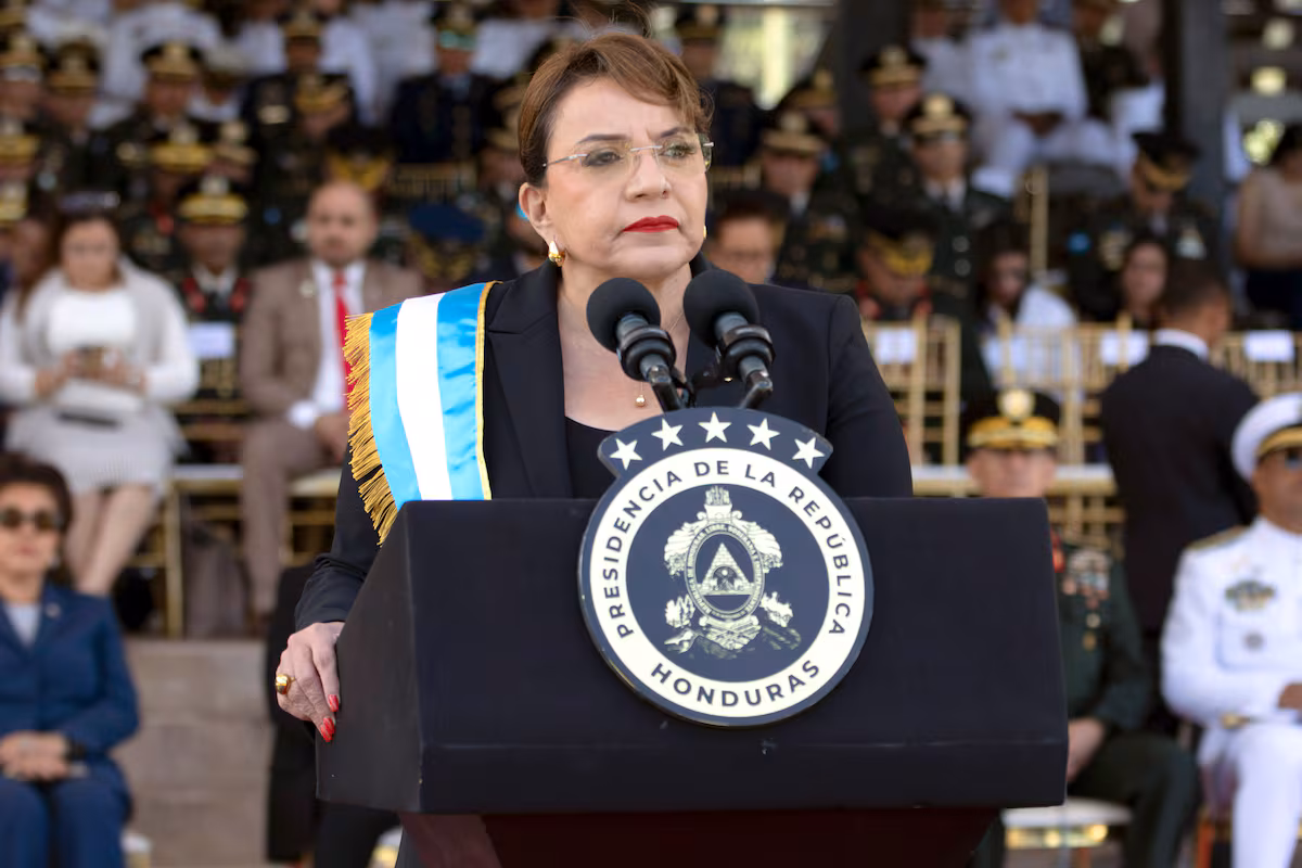 Xiomara Castro advierte de que se gesta un golpe contra su Gobierno y llama a una movilización masiva en Honduras EL PAÍS
