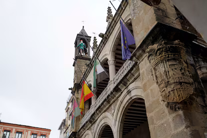Plasencia llora la pérdida de Robe, su hijo pródigo: “Se ha ido como los grandes, sin hacer ruido. Era humilde y discreto” Plasencia llora la pérdida de Robe, su hijo pródigo: “Se ha ido como los grandes, sin hacer ruido. Era humilde y discreto”