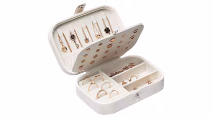 20 regalos de amigo invisible por menos de 10 euros con los que acertar con poco presupuesto ¿Buscas regalos de amigo invisible por 10 euros? Fichamos 20 ideas prácticas.