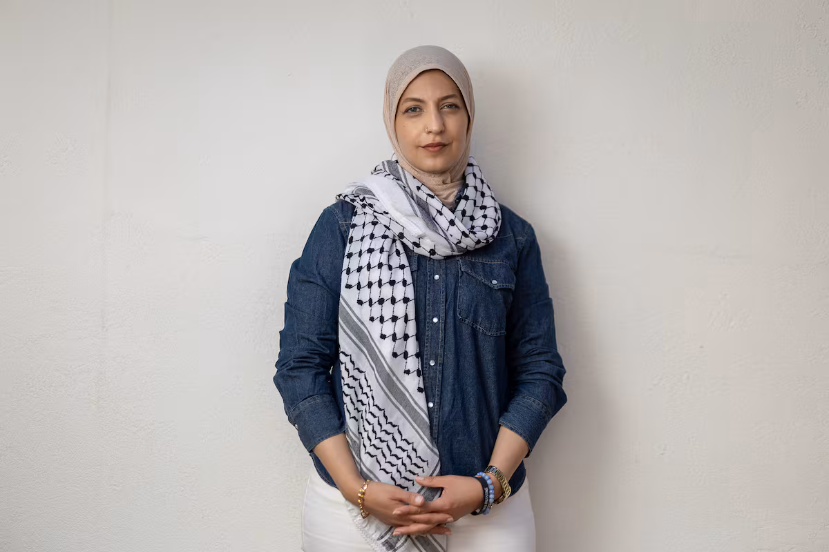Youmna El Sayed, reportera palestina: “Mi familia me dijo que tenía que elegir ser periodista o madre” EL PAÍS