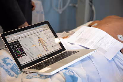 Nacimientos simulados y muertes controladas: así es un centro de entrenamiento para salvar vidas Nacimientos simulados y muertes controladas: así es un centro de entrenamiento para salvar vidas