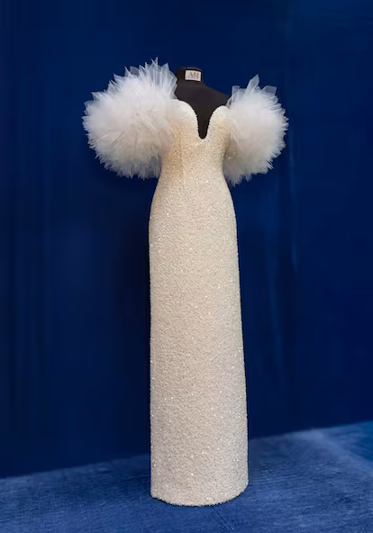 El vestido de Chenoa en las Campanadas: lentejuelas y escote de vértigo para un diseño creado en La Mancha El vestido de Chenoa en las Campanadas: lentejuelas y escote de vértigo para un diseño creado en La Mancha