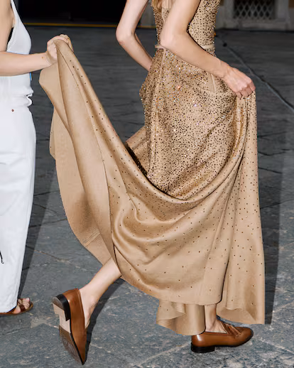 La visión que tuvo Achille Maramotti al fundar Max Mara sigue vigente. Quedó patente en el desfile ‘resort’ con el que la firma arrancaba festejos por su 75 aniversario Vestido de cachemir bordado con microcristales, que se lleva con zapatos mocasines.