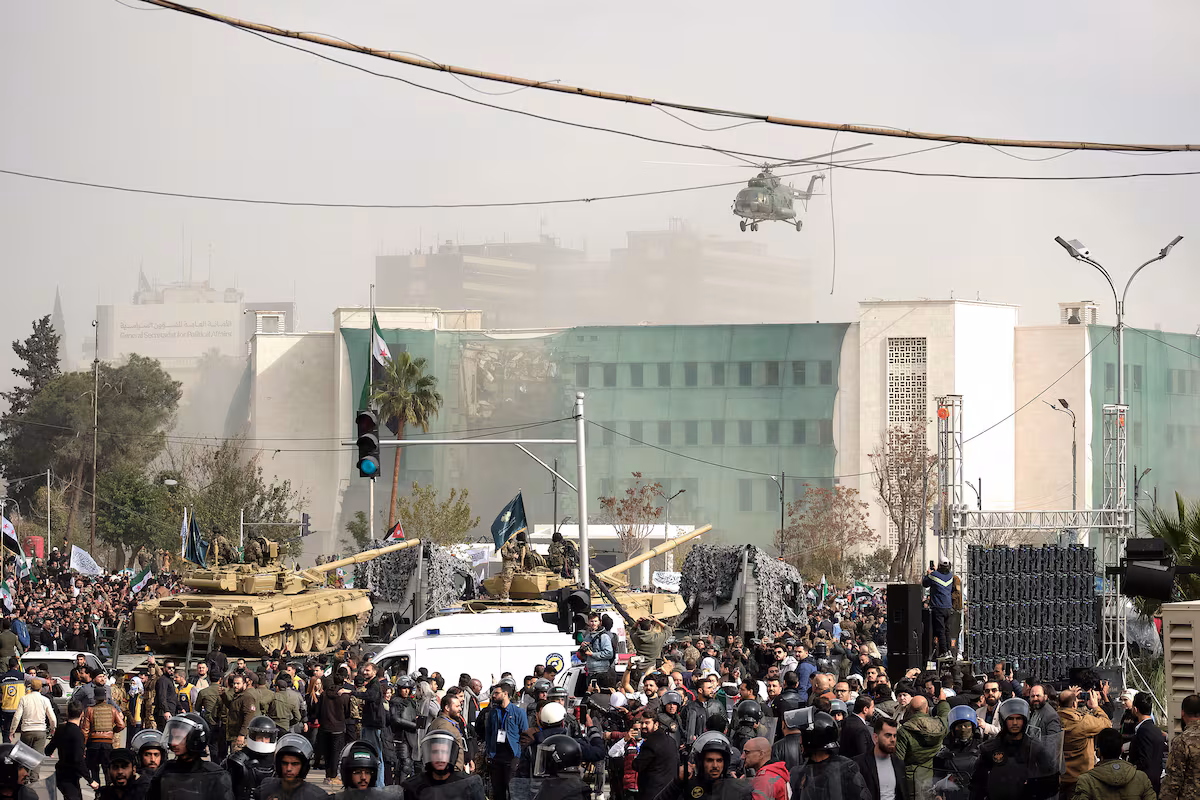 “¡Alza tu cabeza, eres un sirio libre!”: festejos en Damasco por el primer aniversario de la caída del dictador Bachar el Asad EL PAÍS