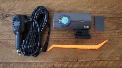 Probamos las mejores ‘dash cam’ para el coche Dashcam sobre una mesa de madera