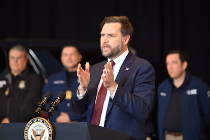 La detención de un niño de cinco años a manos del ICE echa más leña al fuego de las calles de Minneapolis J. D. Vance en conferencia de prensa, en Minneapolis, este jueves.