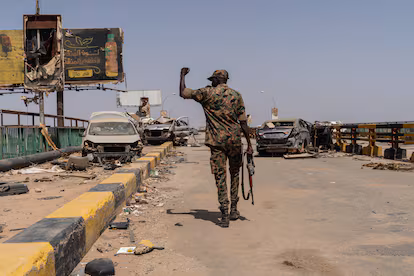 La batalla por los cielos redefine la guerra en Sudán A Sudanese soldier walks across the Shambat Bridge, between Omdurman and the Bahri neighborhood in Khartoum.