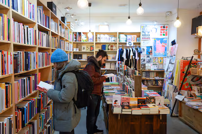 La nueva ola de gentrificación y turismo amenaza a las librerías: “A los propietarios no les importa el contenido social de los comercios” La nueva ola de gentrificación y turismo amenaza a las librerías: “A los propietarios no les importa el contenido social de los comercios”