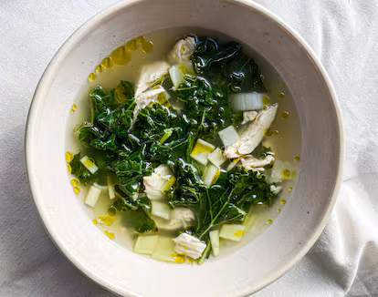 De pollo, de verduras o de ajo: 12 recetas de sopas que calientan más que un abrigo Sopa resfriado
