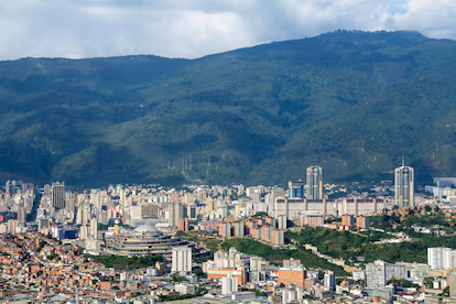 De centro comercial que solo se recorre en coche a centro de detención: las mil vidas del Helicoide Vista del barrio Cota 905 y del Helicoide, en Caracas (2022).