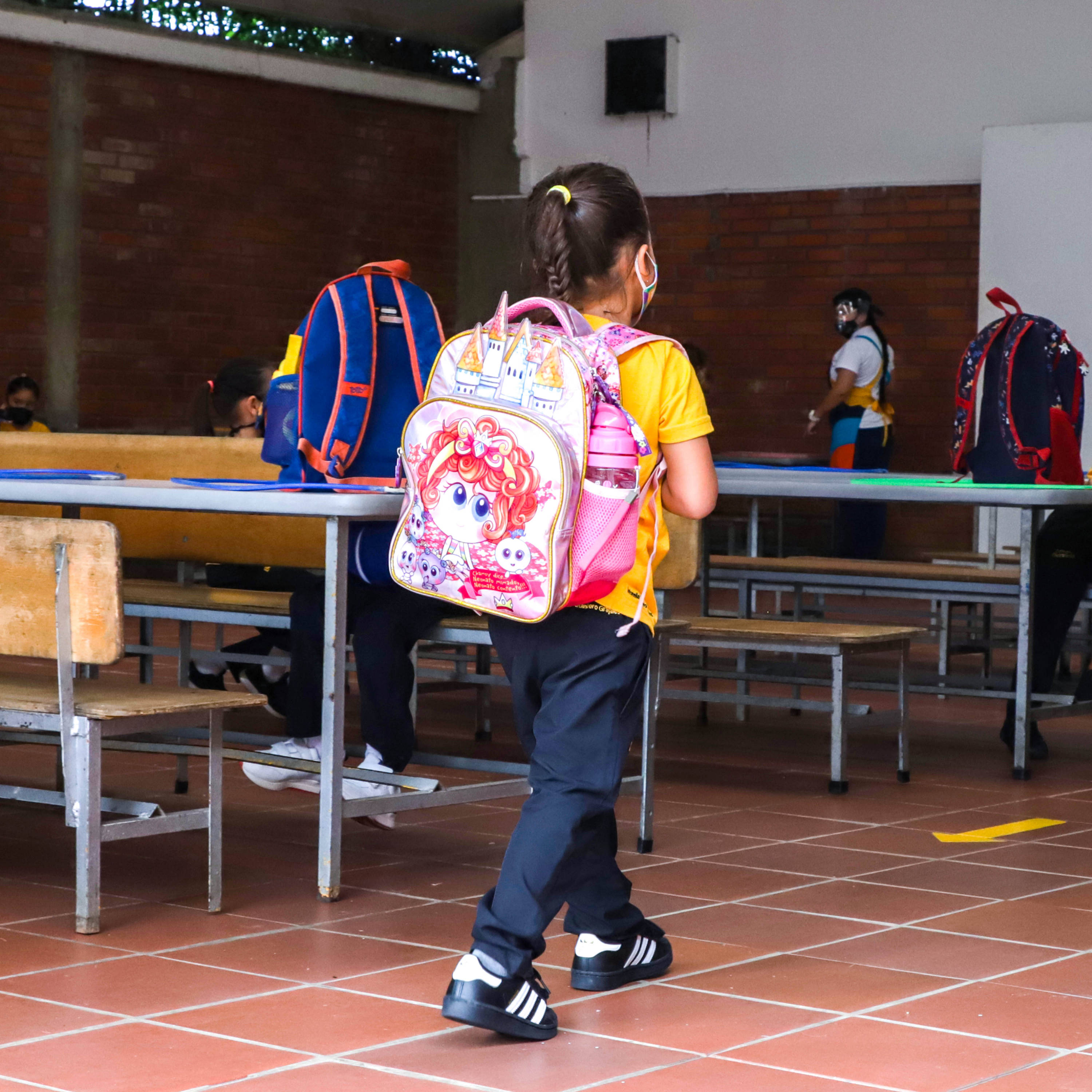Niño en Fusagasugá vende dibujos para pagar sus útiles escolares bajo estrictos protocolos de bioseguridad, estudiantes de preescolorar regresaron a clases.