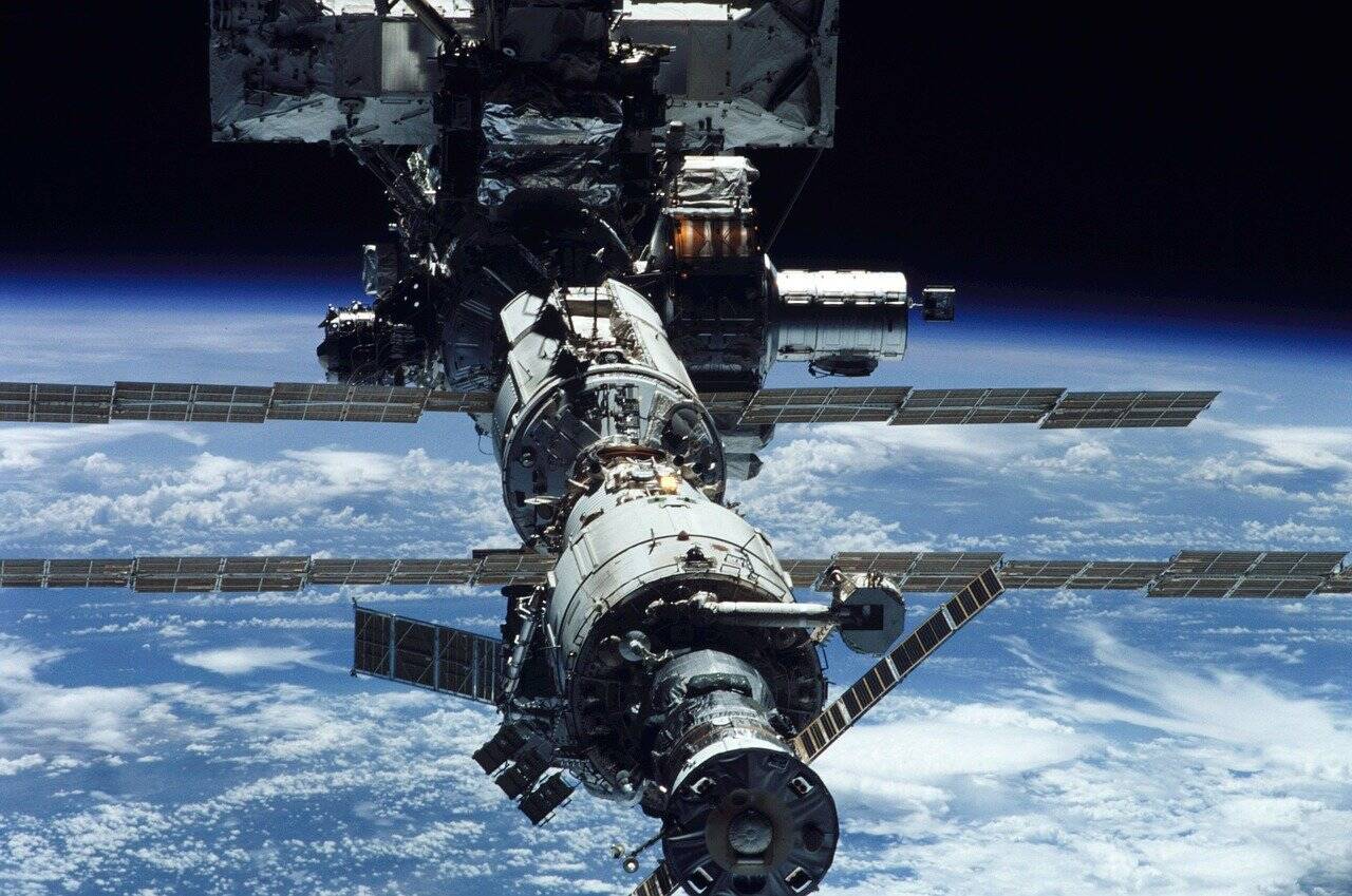 Video: hombre estaba desayunando y le cayó un ventanal de vidrio encima La Estación Espacial Internacional es un proyecto de colaboración multinacional entre cinco agencias espaciales.