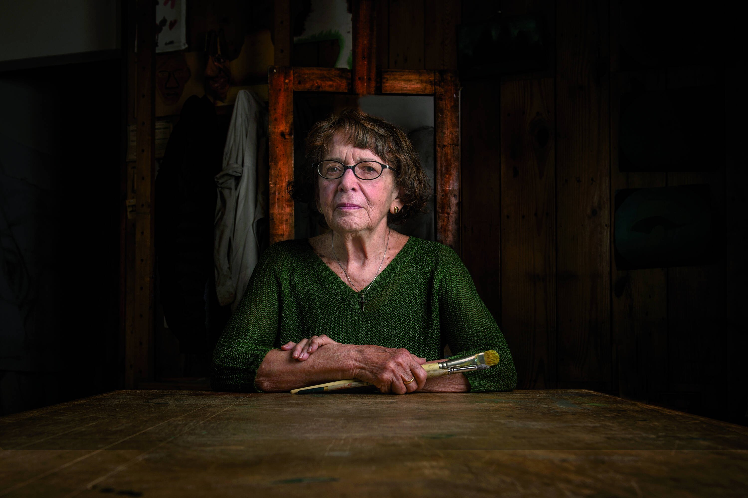 Beatriz González: vida y obra sin concesiones; perfil de la gran maestra del arte colombiano Beatriz González, en su estudio. Después de décadas de arte, la maestra sigue con su pincel entre manos.