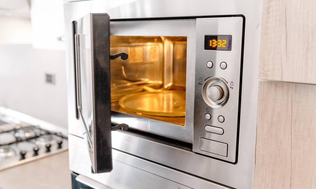 Diego Fernández, químico, explica por qué ‘el vinagre y el bicarbonato no sirven para limpiar la lavadora’ Un horno de microondas utiliza microondas de alta frecuencia para calentar los alimentos.