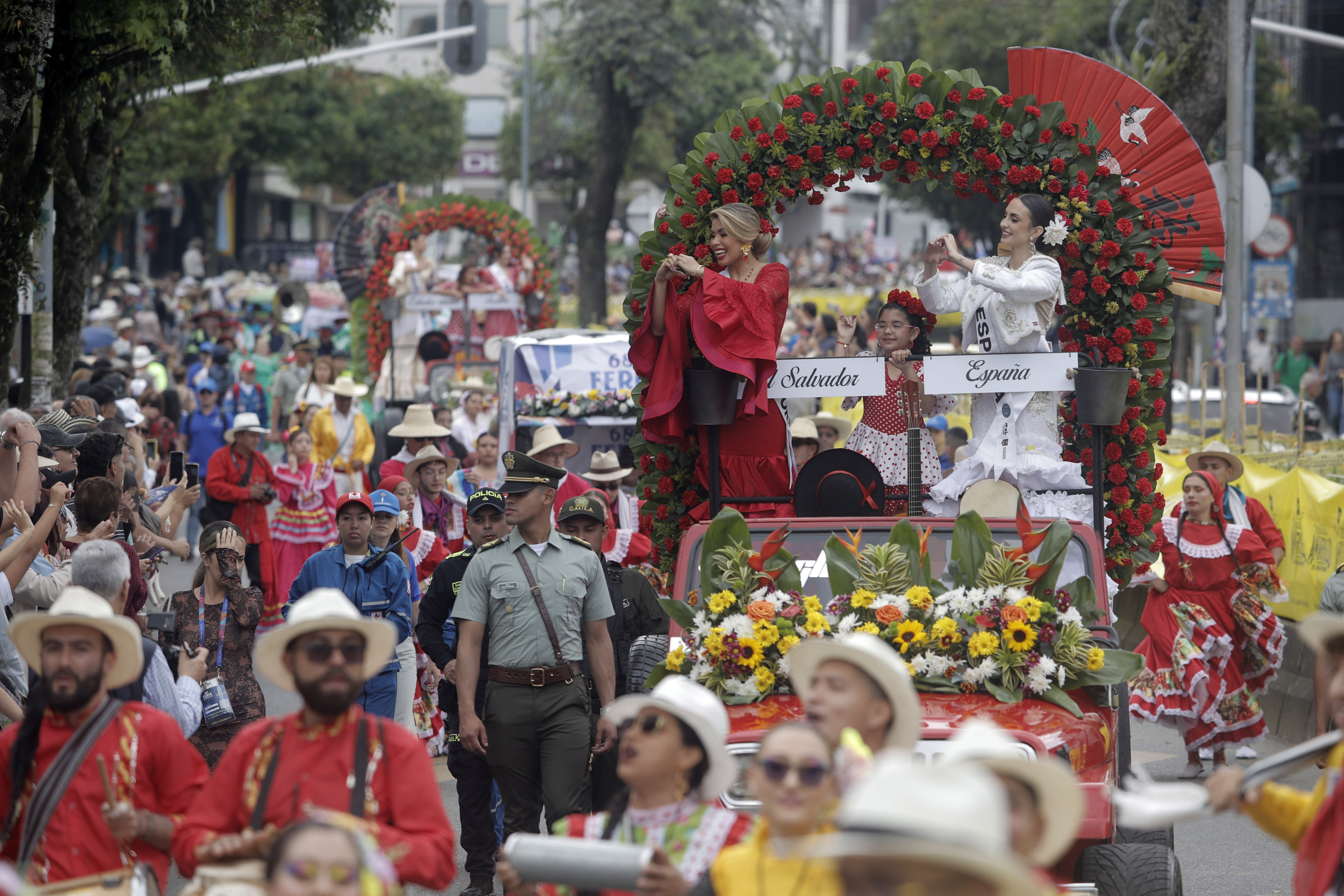 ¿Qué conciertos habrá en Bogotá en 2026? Desfile de bienvenida de las candidatas al Reinado Internacional del Café por las principales calles de Manizales.