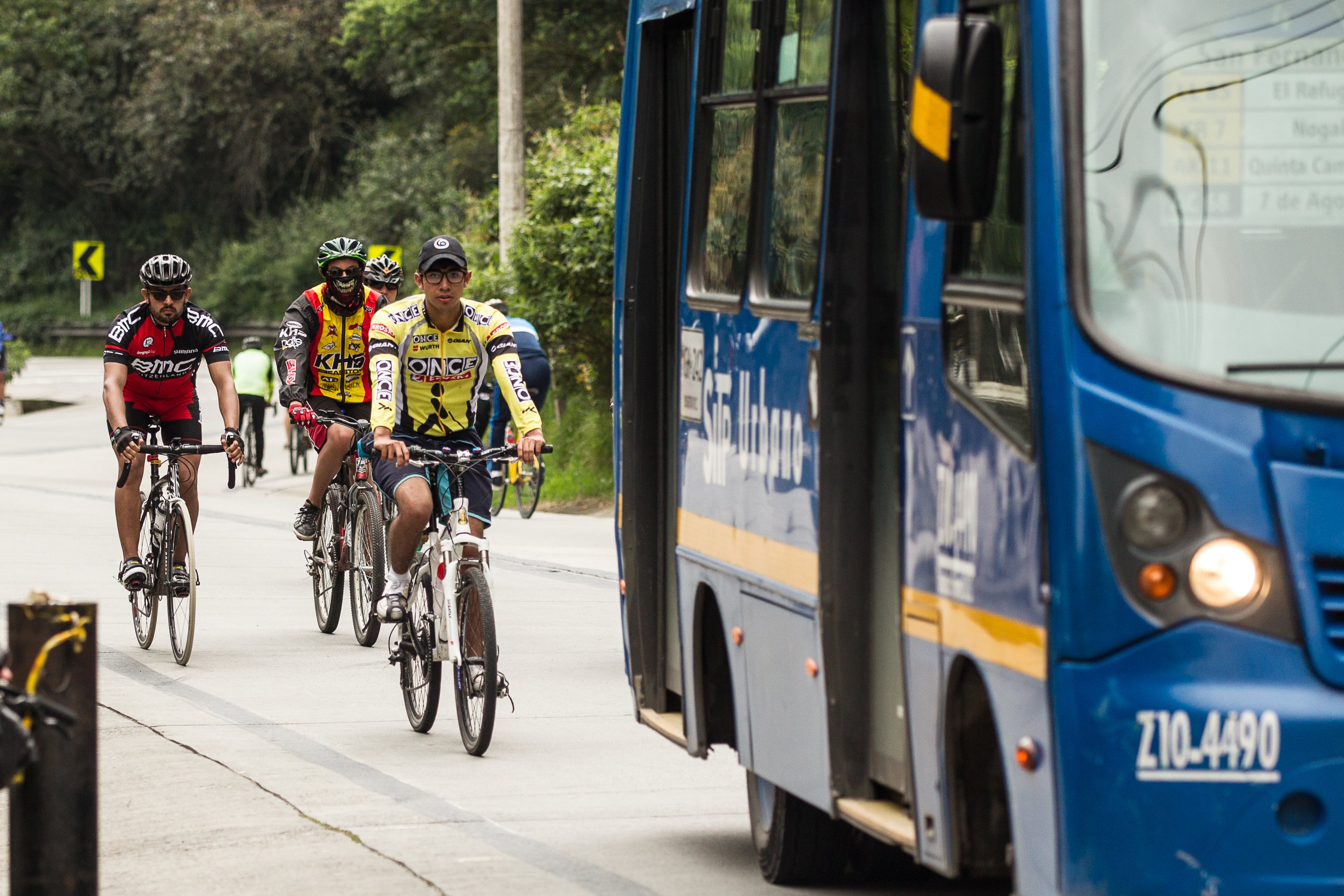 Guacamaya que escoltaba a ciclista en carretera de Quindío revive el recuerdo de la leyenda Michele Scarponi Ciclistas subiendo el alto de Patios en La Calera