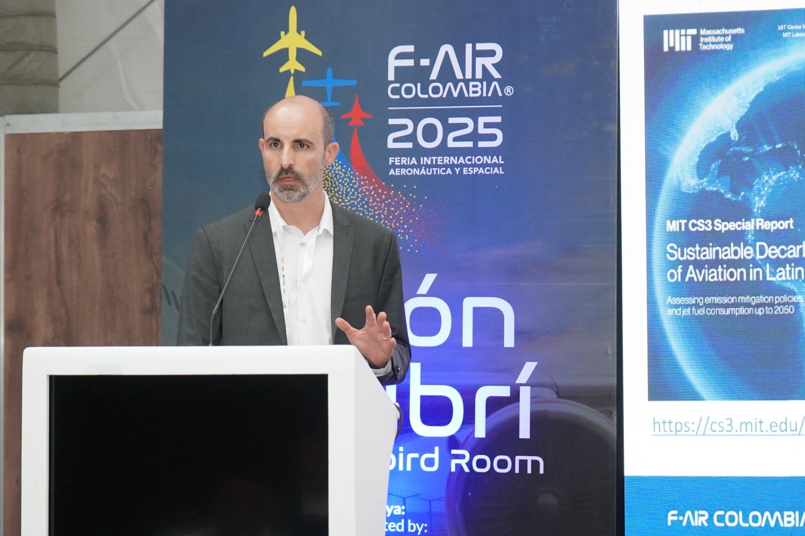 ‘Hemos logrado ser más eficientes, más sostenibles y mover más pasajeros sin todavía usar ni una gota de combustible sostenible’: Avianca Científicos