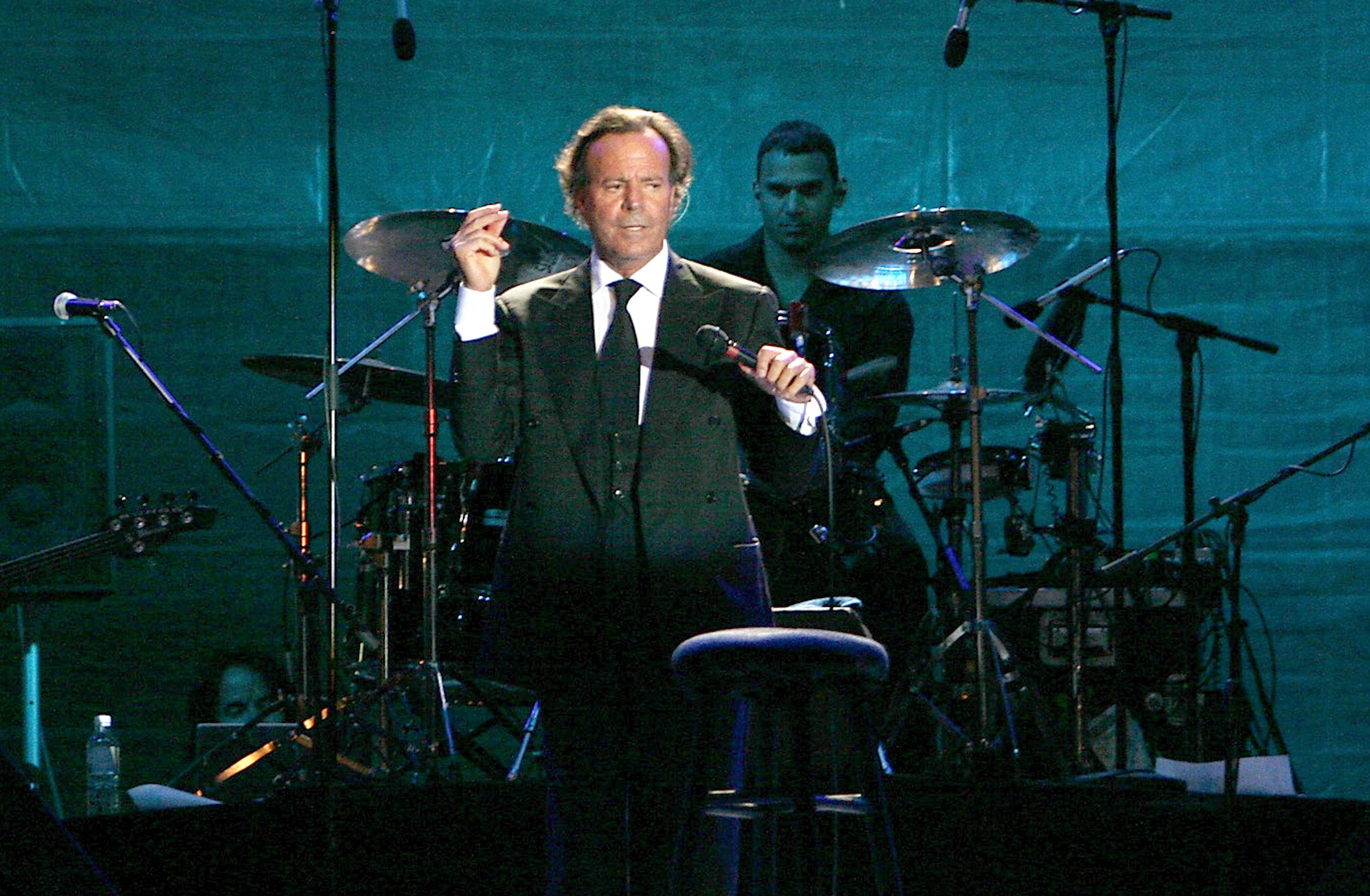 Hablan presuntas víctimas de acoso sexual y laboral por parte del cantante Julio Iglesias: 'Esta persona viene haciendo esto desde hace muchos años' cantante