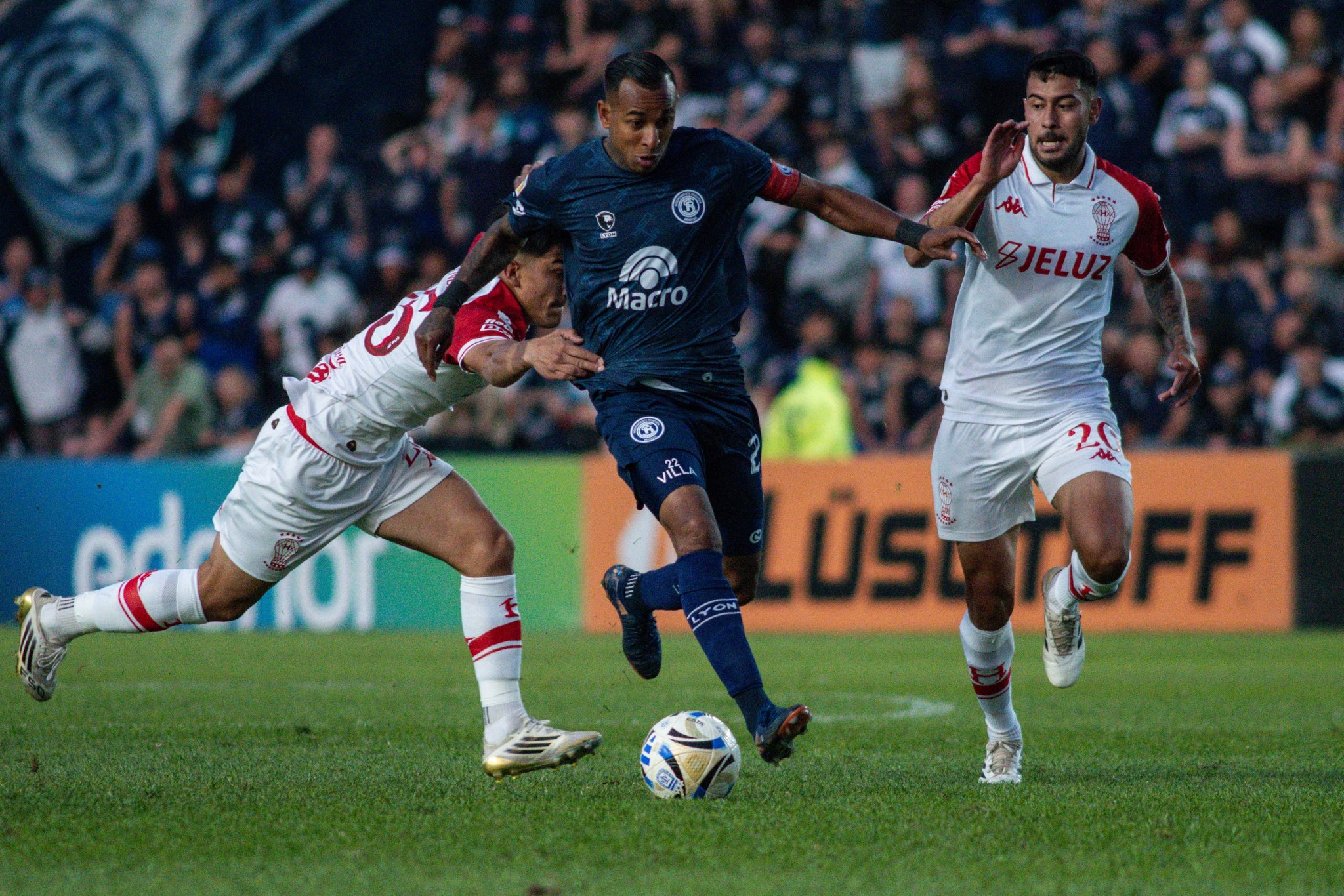 Ryan Reynolds, actor de 'Deadpool', luce camiseta del Internacional de Bogotá, antes Equidad, adquirido por su grupo inversor: casi llora de emoción Sebastián Villa, jugador colombiano de Independiente Rivadavia