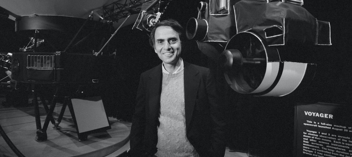 Estrella de la NFL demanda a su exesposa por revelar que el gran tamaño de su miembro los llevó al divorcio Carl Sagan