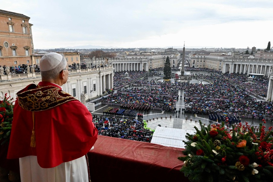 El papa León XIV da por terminado el año del Jubileo al cerrar la Puerta Santa de la basílica de San Pedro en el Vaticano Papa