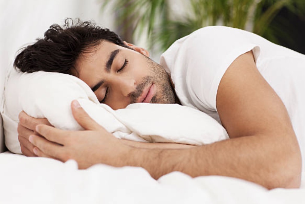 Ver series sin parar podría ser una señal de soledad, según un nuevo estudio respetar las horas de sueño son las claves para que el cerebro