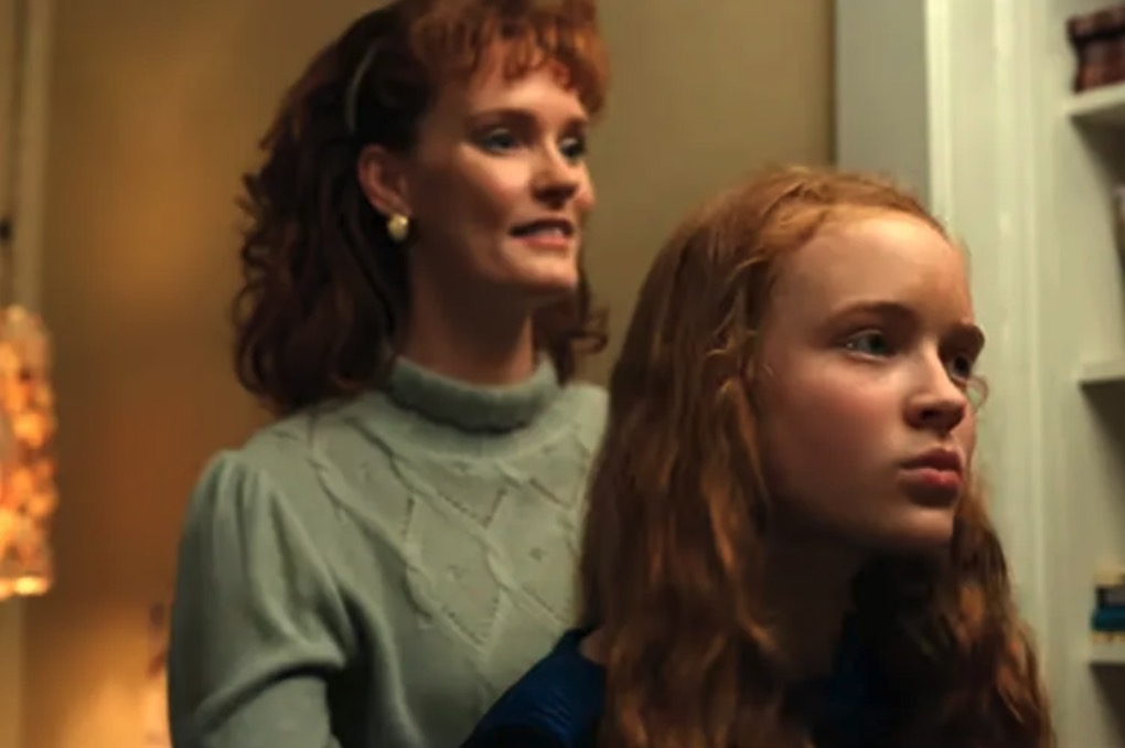 Murió el hermano menor del actor Patrick Swayze, Sean Swayze, a los 63 años por complicaciones severas del hígado Jennifer Marshall y Sadie Sink como Susan y Max en Stranger Things