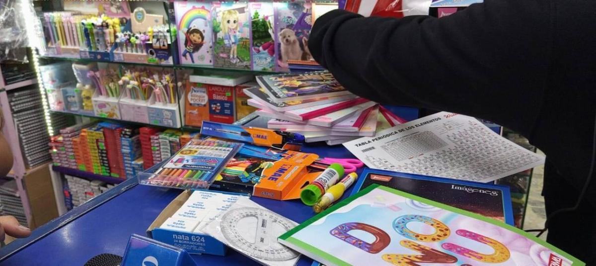 Niño en Fusagasugá vende dibujos para pagar sus útiles escolares útiles escolares