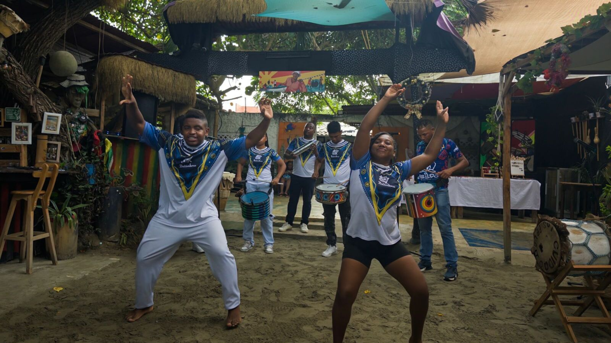 De barriles y tubos de PVC construyeron tambores: así funciona el turismo sostenible con el que La Boquilla defiende su territorio y su cultura De barriles y tubos de PVC construyeron tambores: así funciona el turismo sostenible con el que La Boquilla defiende su territorio y su cultura