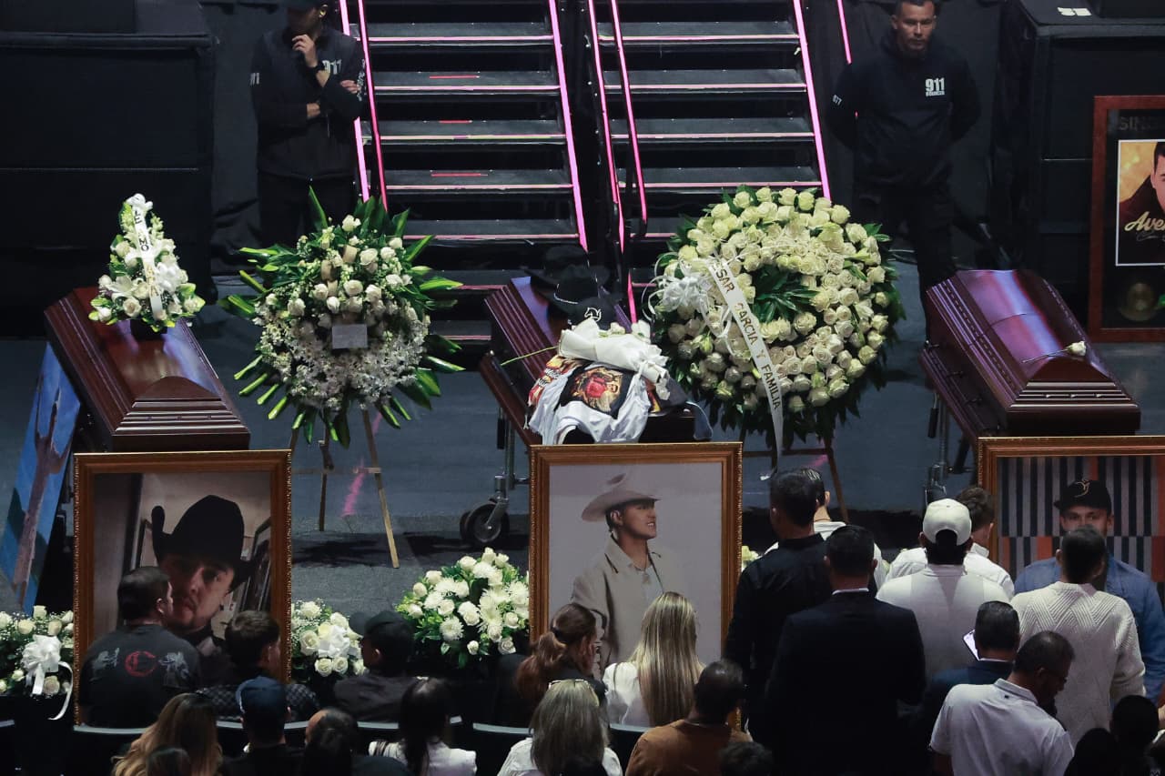 Jhonny Rivera reveló lo que le dijo la hija de Yeison Jiménez en el homenaje al cantante en el Movistar Arena: 'Es sorprendente' Imágenes del homenaje a Yeison Jiménez