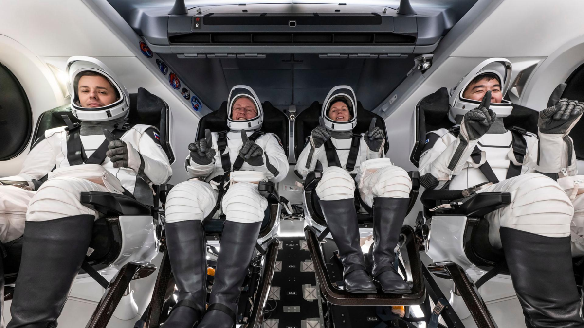 Cuatro astronautas de la EEI vuelven con éxito a la Tierra tras una evacuación médica Cuatro astronautas de la EEI vuelven con éxito a la Tierra tras una evacuación médica