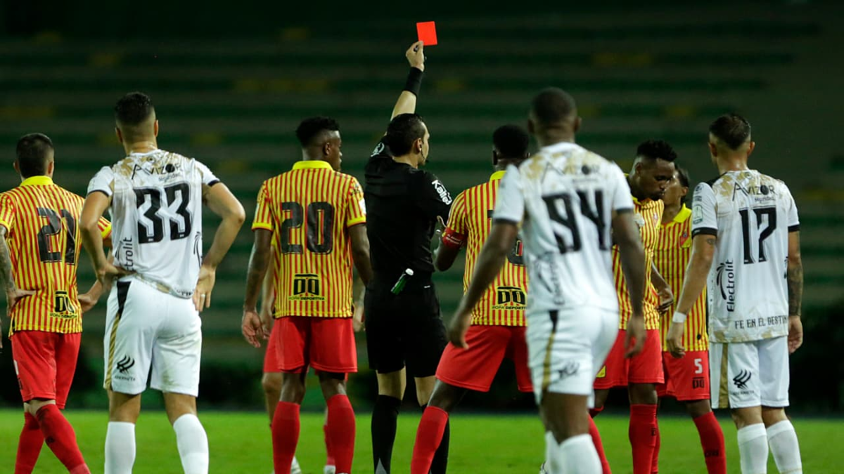 Los audios del VAR del primer escándalo arbitral del año en la Liga: ¿fue penalti en el partido Deportivo Pereira vs. Llaneros FC? Los audios del VAR del primer escándalo arbitral del año en la Liga: ¿fue penalti en el partido Deportivo Pereira vs. Llaneros FC?