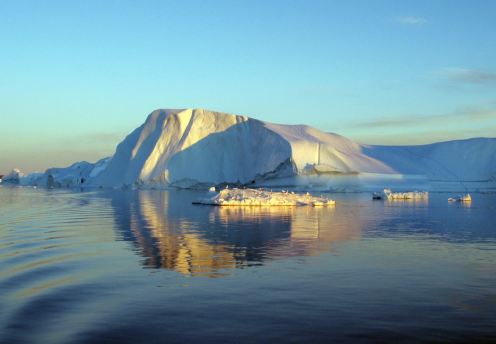Nueva foto del telescopio James Webb capta el 'ojo de Dios' como nunca antes visto y deja ver fuertes vientos de una estrella moribunda El sol se pone sobre el fiordo de Ilulissat, en la costa occidental de Groenlandia, país localizado a 250 kilómetros del Círculo Ártico.