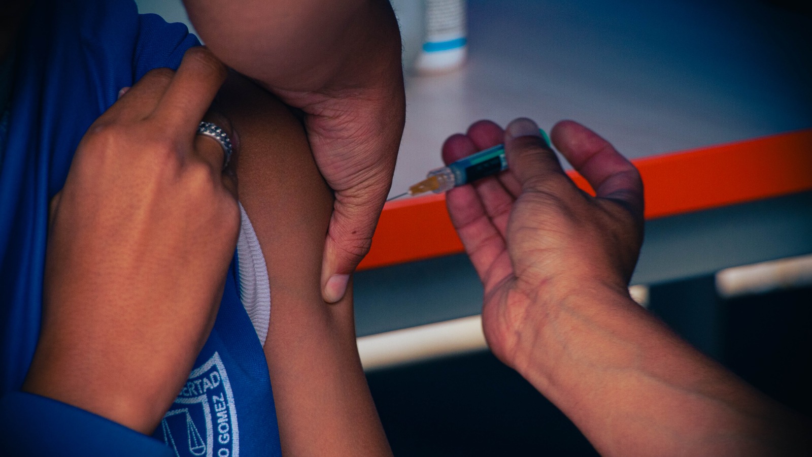 Preocupación en el mundo por el virus Nipah por cinco casos confirmados en India: conozca qué es y cuáles son sus síntomas Punto de vacunación habilitado por la Secretaría de Salud en Bogotá.