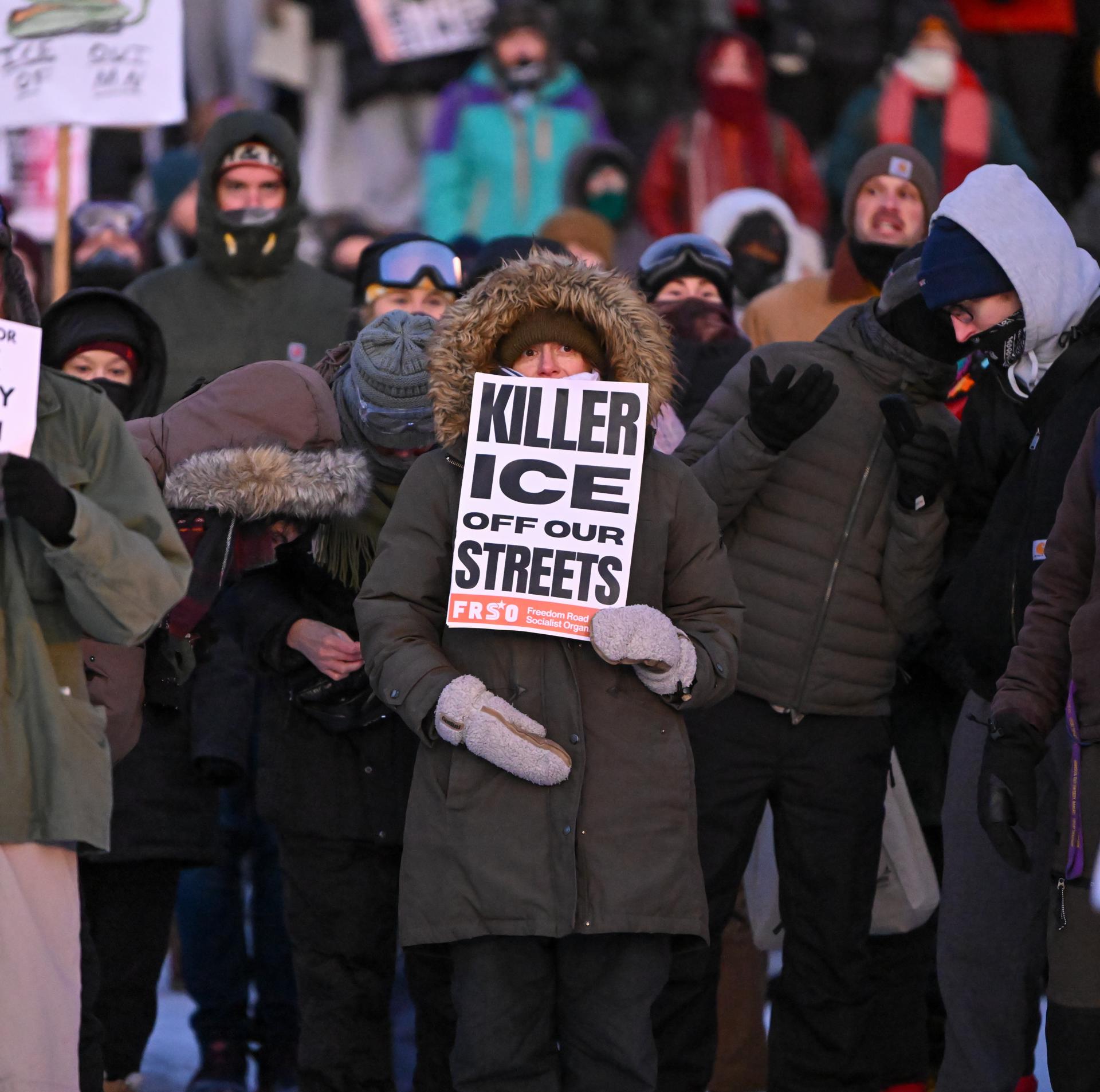 Veterana del Ejército de Estados Unidos deja el país tras la detención de su esposo por el ICE: 'Mi prioridad es estar donde esté él' Protestas contra ICE 2